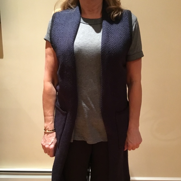 VEST - Picture 4 of 6